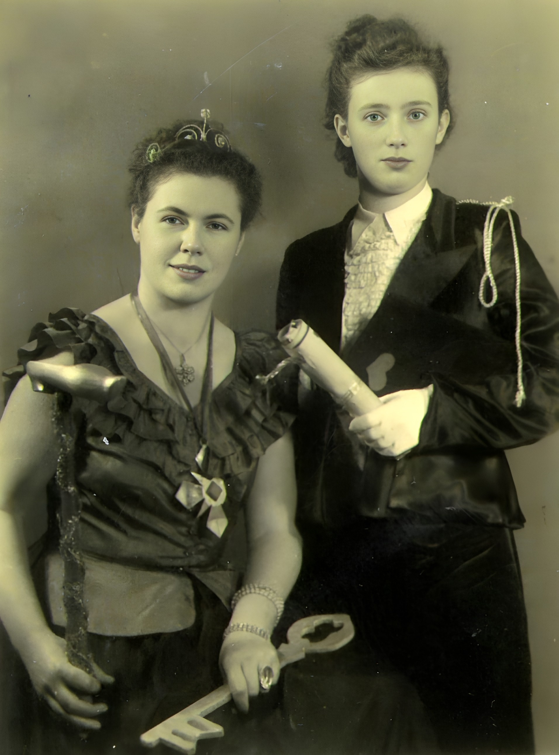 Liesel Englert als Prinzessin Lilo I mit ihrer Hofmarschallin Hanni Scholz 1950